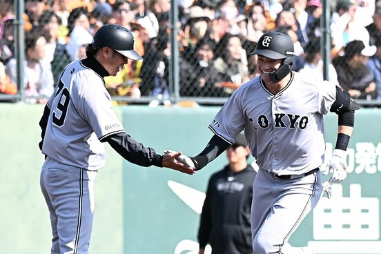 ４回、２ランを放ち亀井コーチとタッチする萩尾匡也（右）