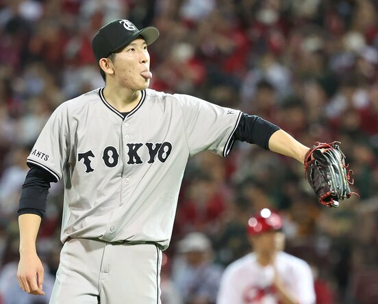 制球が乱れ、思わず舌を出す巨人・戸郷翔征