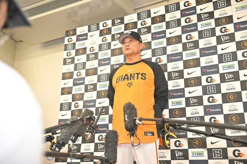 取材を受ける橋上秀樹監督代行