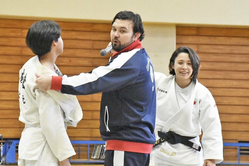 子供たちを指導するウルフアロン(中)と出口クリスタ(右)