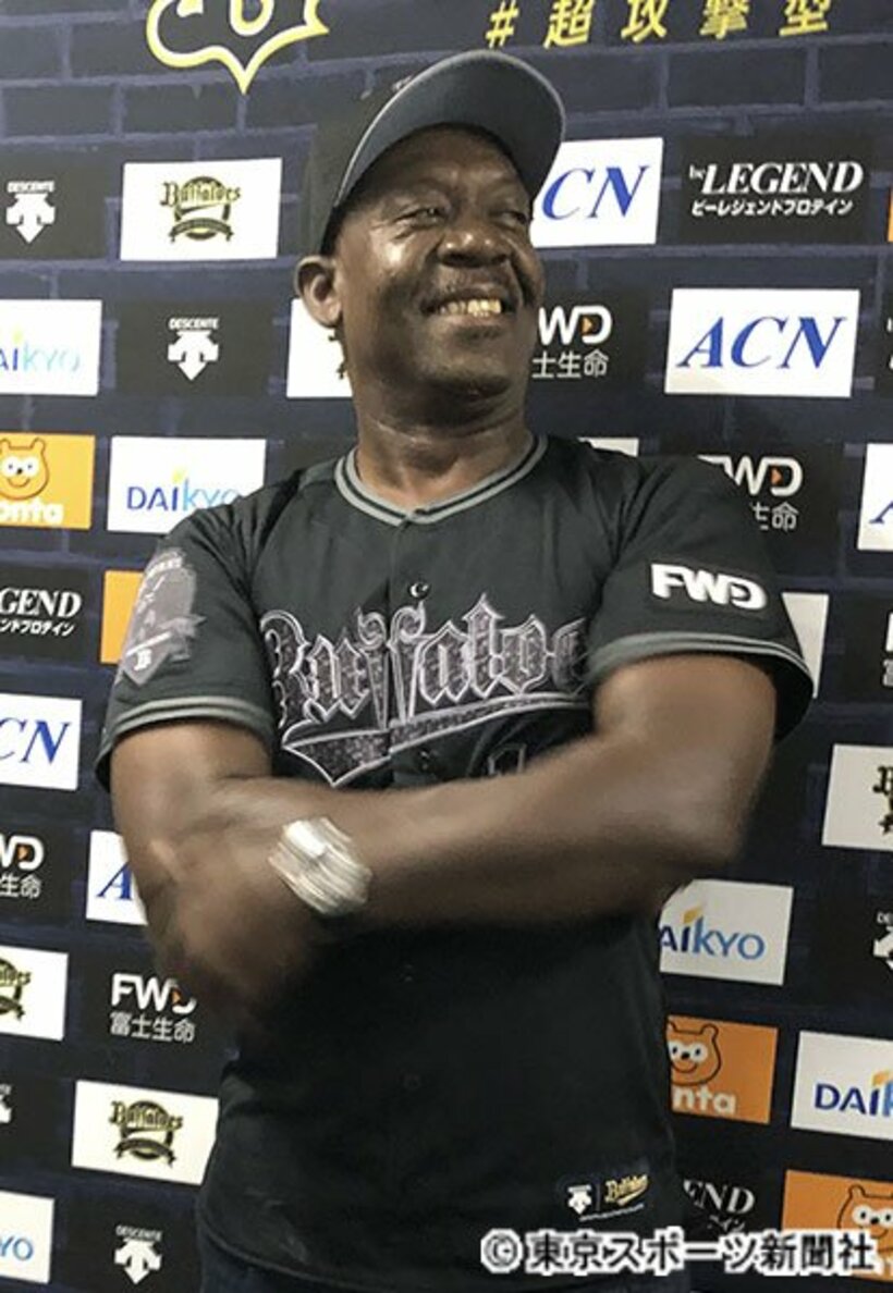  始球式を行ったブライアント氏