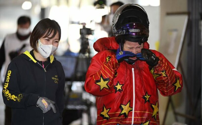  平山智加(左)の祝福を受け、うれし泣きポーズの平高奈菜