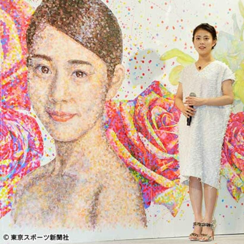 広告用バストアップ画を前にした高畑充希