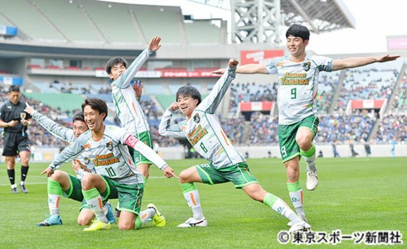  ゴールを決めた田中（右）ら青森山田はドラゴンボールでおなじみのポーズを披露