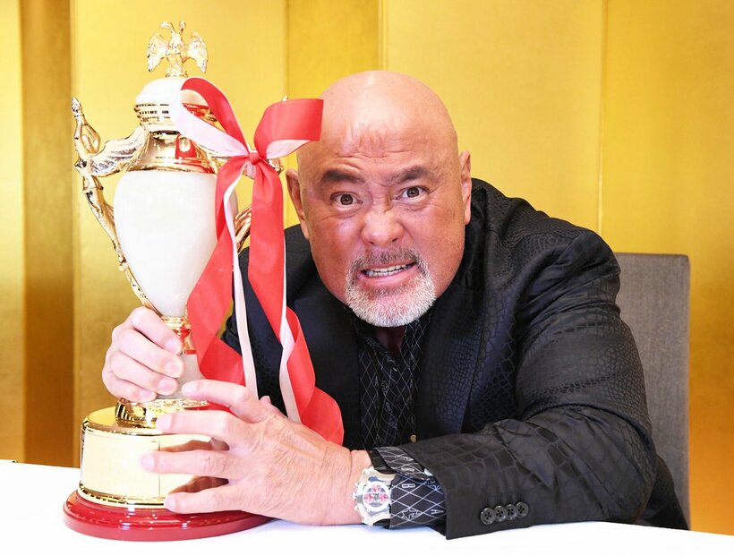  ベストバウトのトロフィーを手に、見得を切る武藤敬司（東スポWeb）