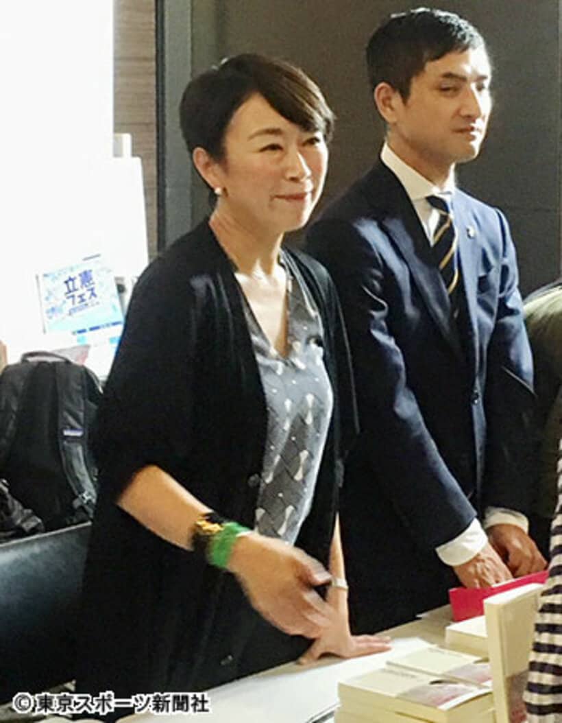  立憲民主党フェスに参加した山尾氏（左）