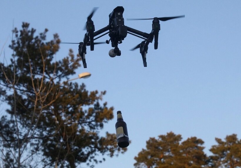  キエフ上空で火炎瓶を搭載したドローン。中国製かは不明（ロイター）