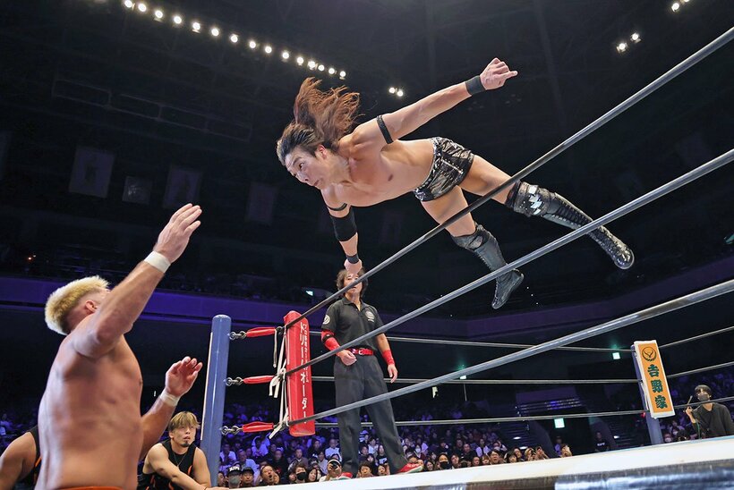 場外のサック・セイバーJr.(左)にノータッチ・トペを放つ竹下幸之介