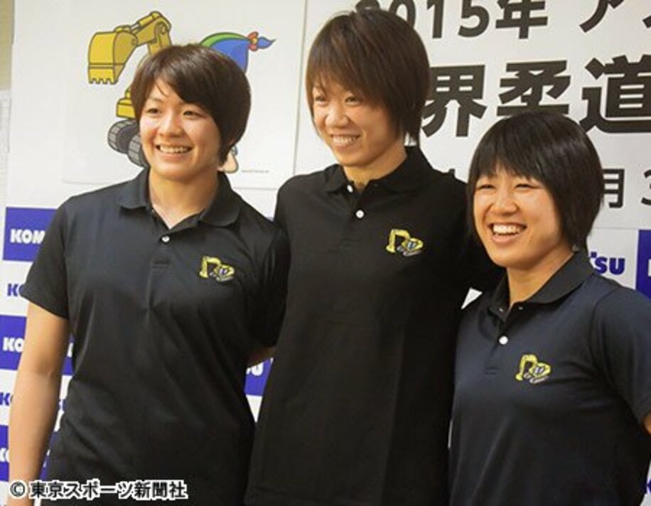 壮行会で笑みを浮かべる（左）から田代、台湾代表の連珍羚、浅見