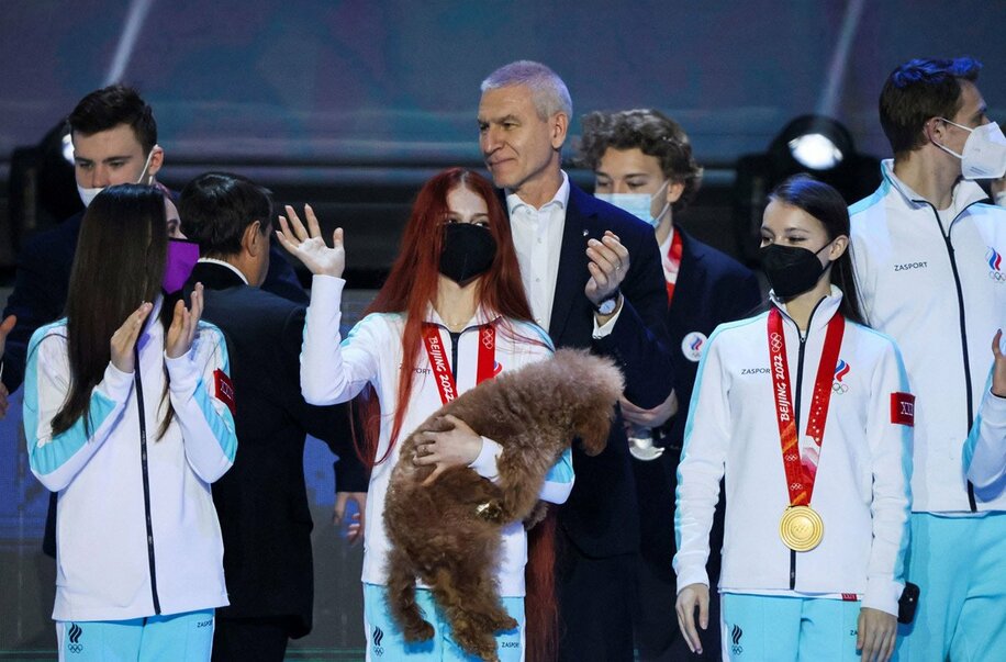  団体の金メダルを表彰されたワリエワ(左、ロイター)