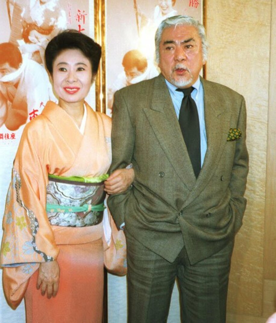  中村玉緒（左）と故勝新太郎さん夫妻