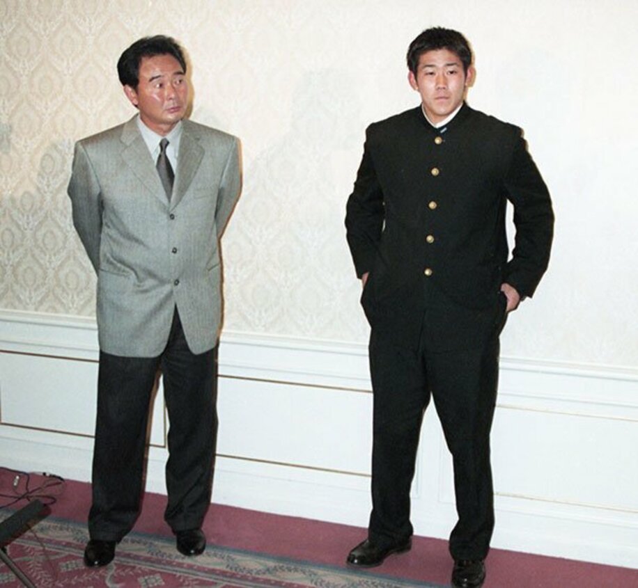  松坂との交渉に臨む東尾監督（左）
