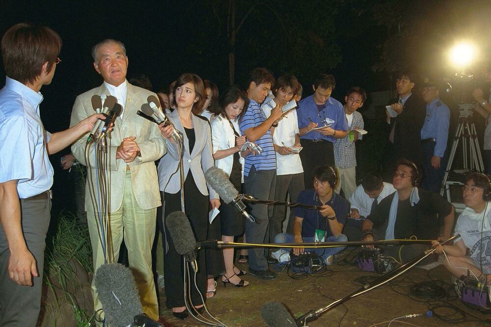 事件を受け、公園で会見する長嶋茂雄さん（０２年８月）