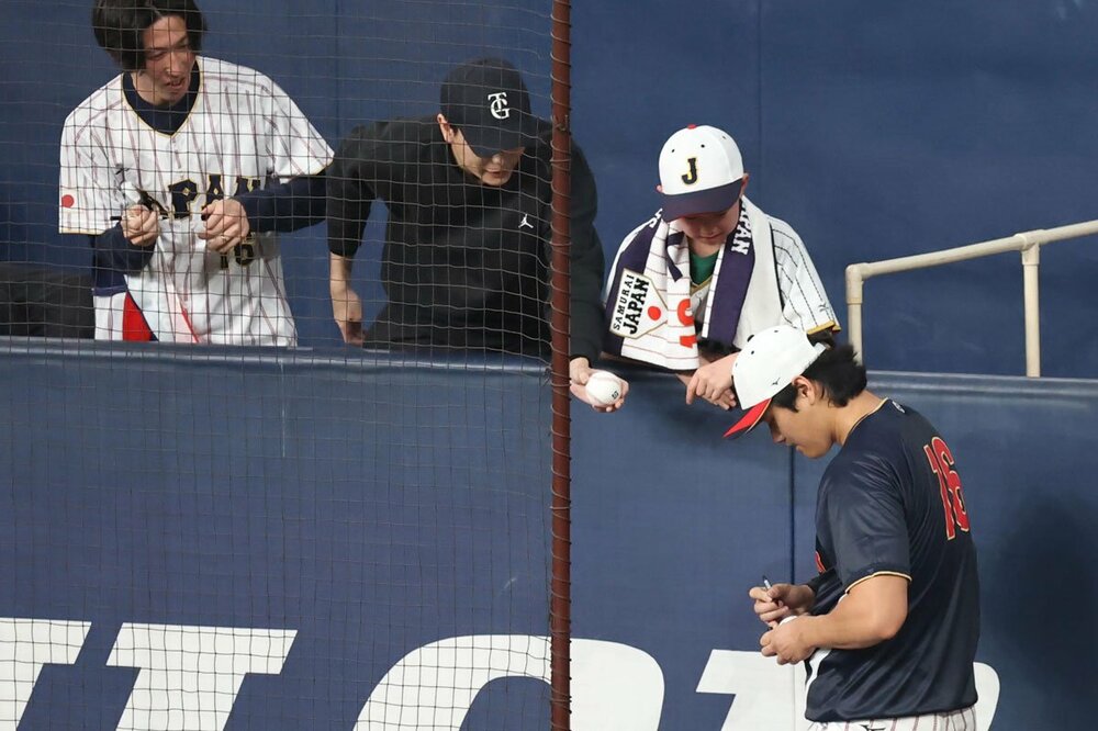 子どもにサプライズでサインする大谷翔平
