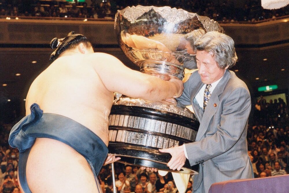 貴乃花に総理大臣杯を渡す小泉純一郎総理