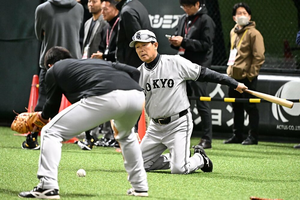 熱血指導する川相昌弘コーチ
