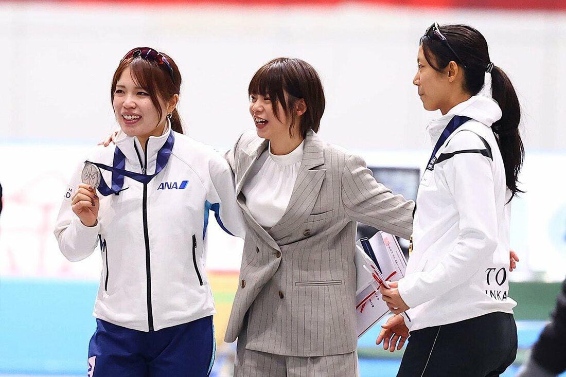 高木美帆(右)とteam GOLDで同僚だった佐藤綾乃(左)。中央は高木菜那さん