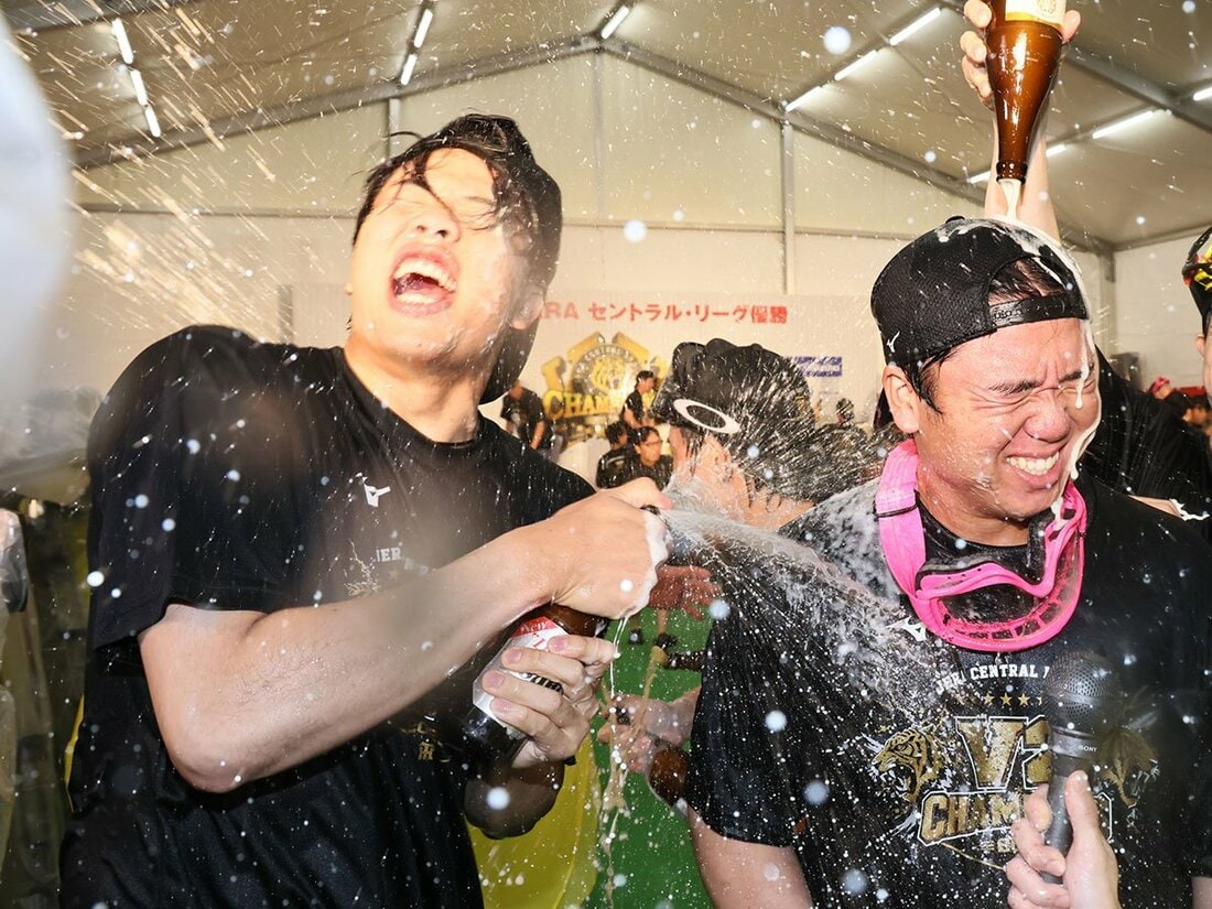 ビールかけで村上頌樹(右)とはっちゃける阪神・才木浩人