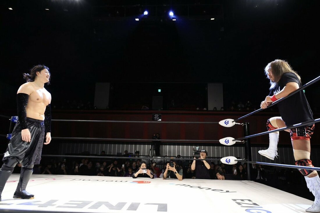 25日の品川大会で前哨戦を戦ったOZAWA(左)と内藤哲也（©NOAH）