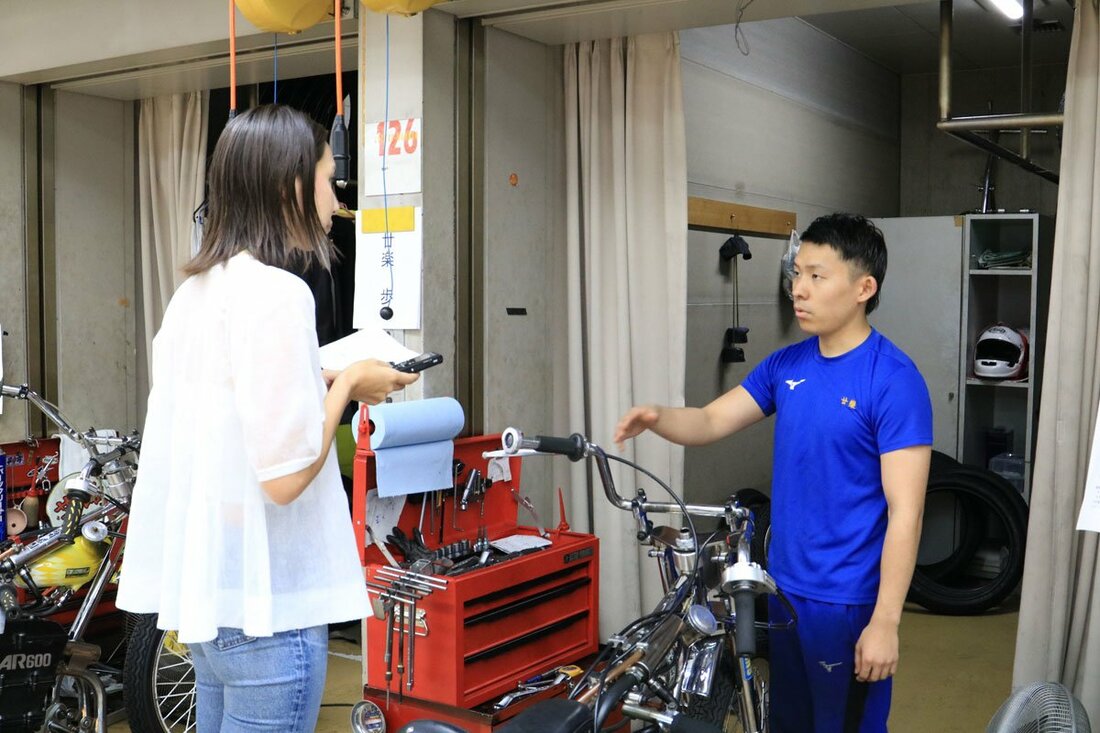 渚(左)からの質問に応じる廿楽歩