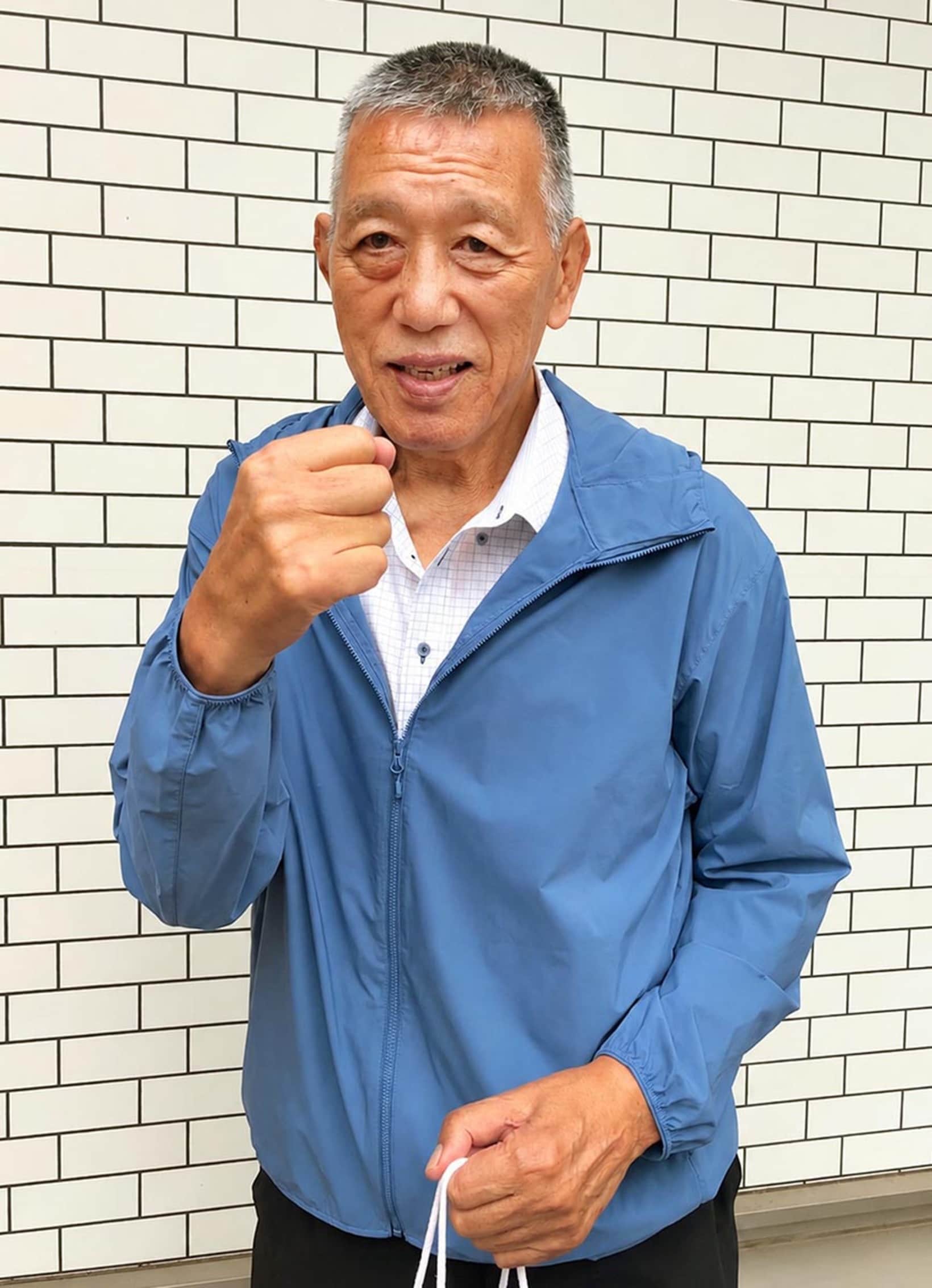 取材に応じた小鹿（２０２６年９月、横浜市）