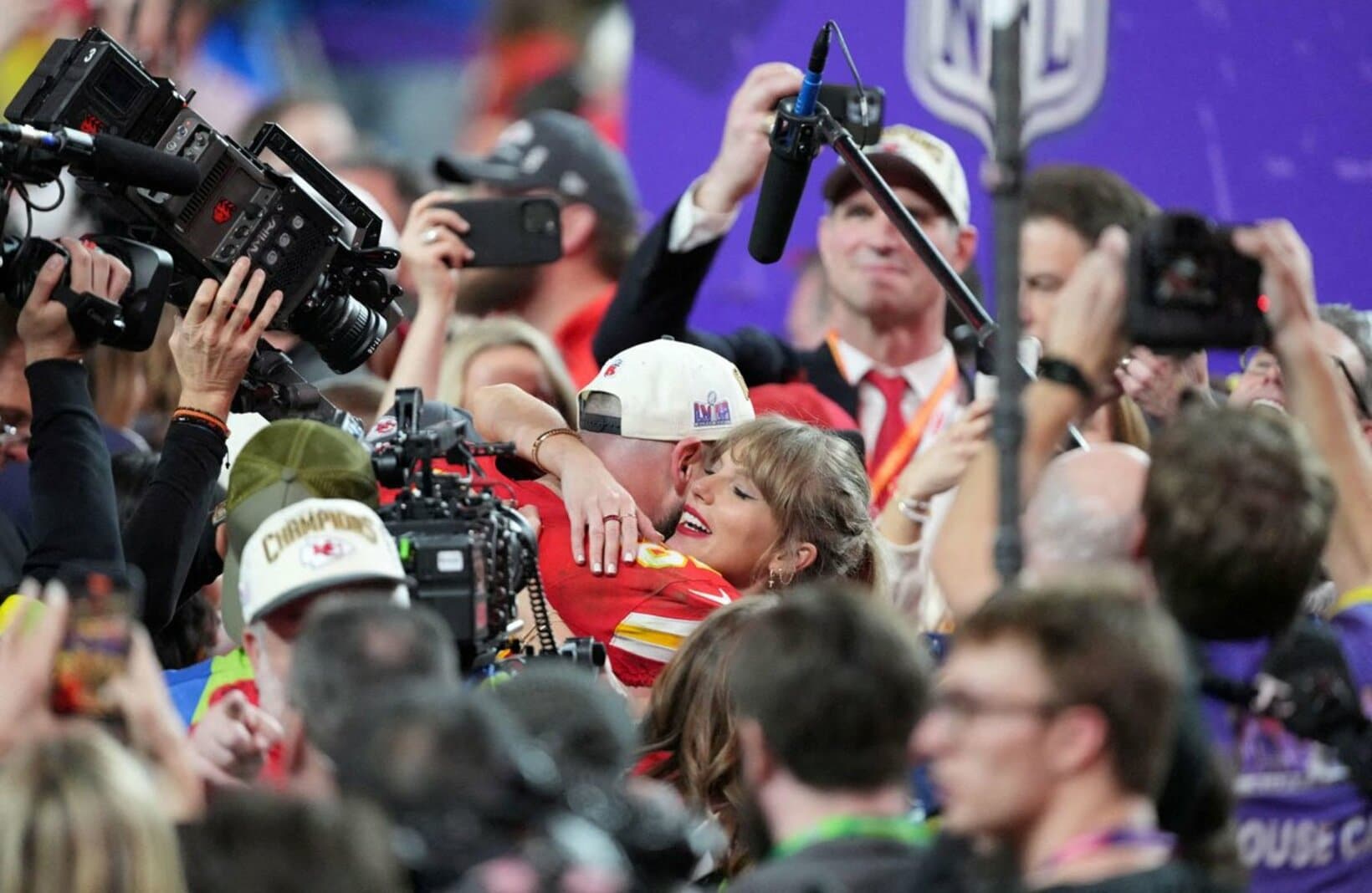 2024年、第58回スーパーボウルで勝利した後、恋人のテイラー・スウィフトと喜びを分かち合うカンザスシティ・チーフスのトラビス・ケルシー（Mark J. Rebilas-USA TODAY Sports）
