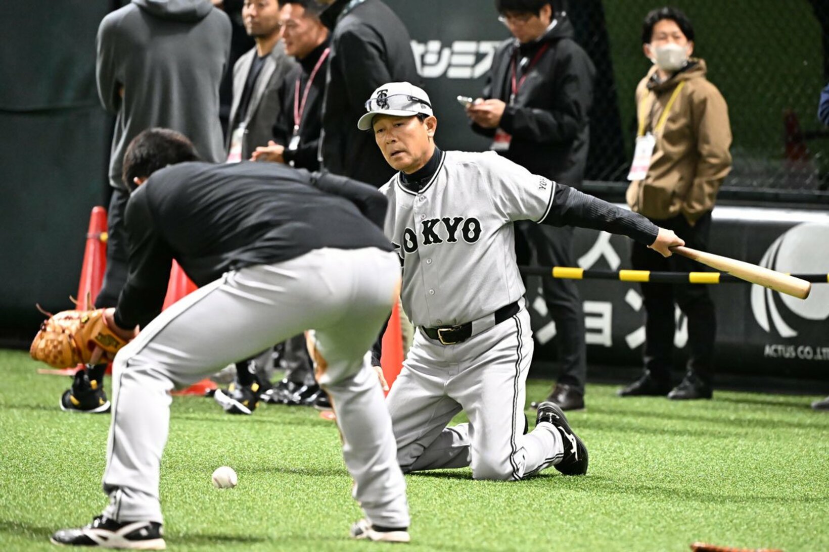 熱血指導する川相昌弘コーチ