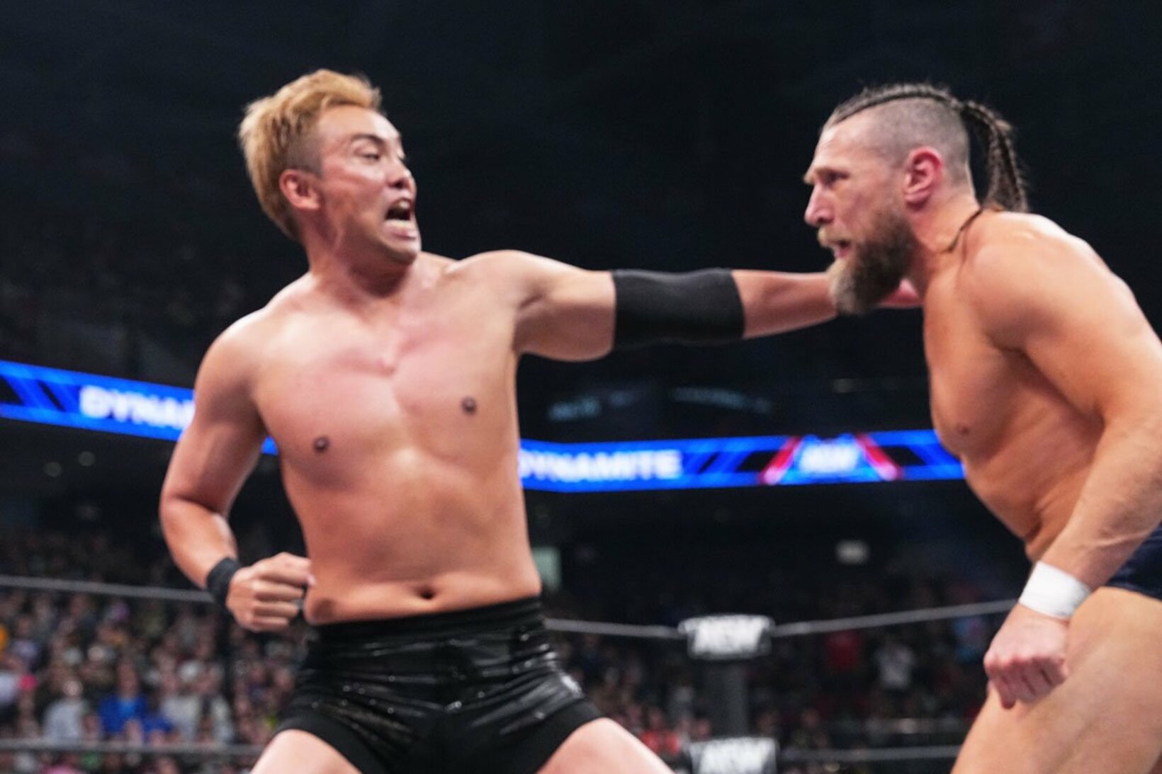 １０月にAEWで対戦しているオカダ(左)とダニエルソン（新日本プロレス提供）