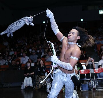 試合後も女性ファンの視線を集める豹