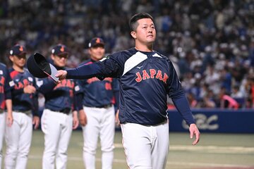 試合後、ファンにするあいさつするDeNA・牧秀悟