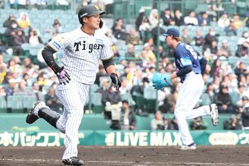 センターへの勝ち越しのタイムリーヒットを放った西純矢