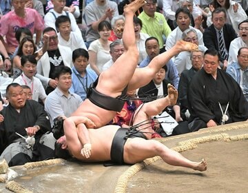まるでDDT？土俵際で若元春(左)を寄り倒した霧島