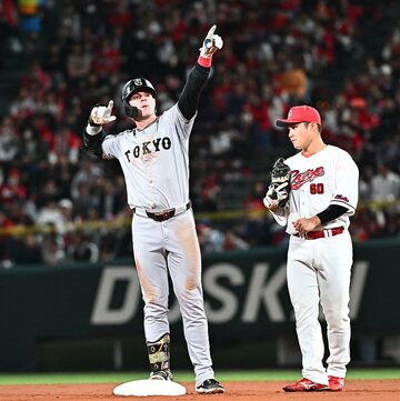 ４回にタイムリー二塁打を放ち、ポーズを決める巨人・キャベッジ(左)