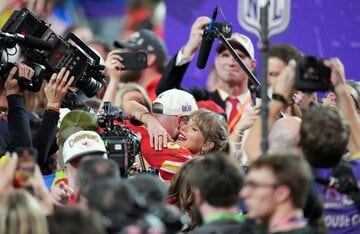 2024年、第58回スーパーボウルで勝利した後、恋人のテイラー・スウィフトと喜びを分かち合うカンザスシティ・チーフスのトラビス・ケルシー（Mark J. Rebilas-USA TODAY Sports）