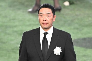献花を捧げた阿部慎之助監督