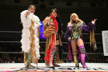 ポーズをとる（左から）上谷沙弥、林下詩美、AZM