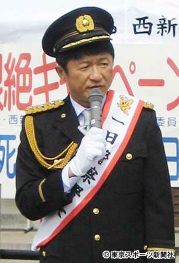  一日警察署長を務めた武田修宏氏