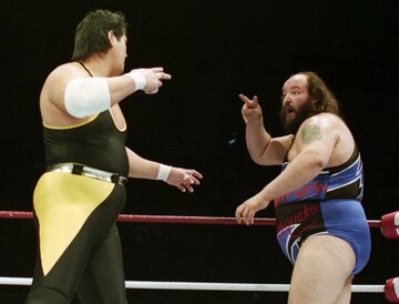  目つぶしポーズで対峙する北尾（左）とテンタ（９１年４月１日、神戸ワールド記念ホール）