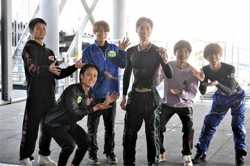 水神祭でずぶ濡れになった古賀智之（左から４人目）
