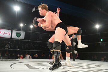 小澤大嗣（奥）にラリアートを打ち込む潮崎豪