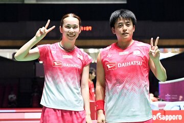 勝利した古賀輝（右）、斉藤夏組