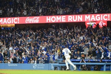 大歓声の中、ベースを１周する大谷