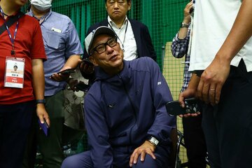 報道陣と談笑するヤクルト・池山監督