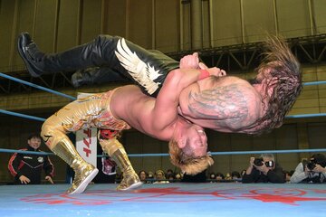 腕も届いた！タロース(上)をシャットダウンスープレックスで仕留めた宮原健斗