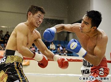 ルイス（右）のパンチを浴びる長谷川