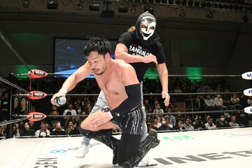 試合後のKENTA(手前)を襲撃した謎の男