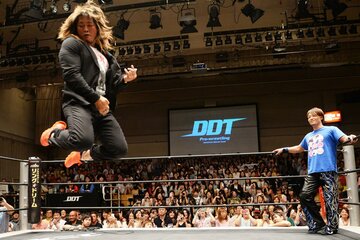 HARASHIMA（右）との対戦が決定、エアギターを披露するのは棚橋弘至（15年6月）