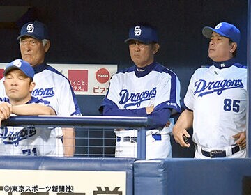  試合を見守る森監督（中）