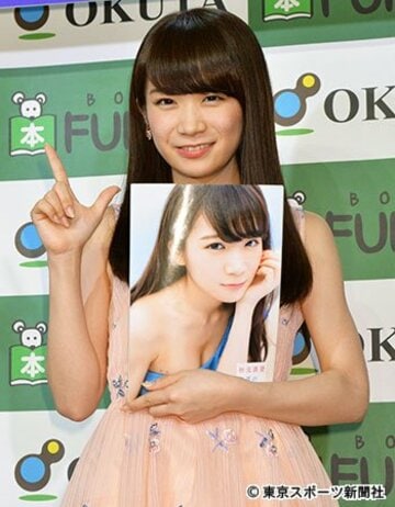 写真集をPRした秋元真夏