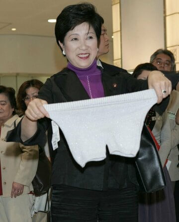 笑顔でパンツを見せる小池百合子